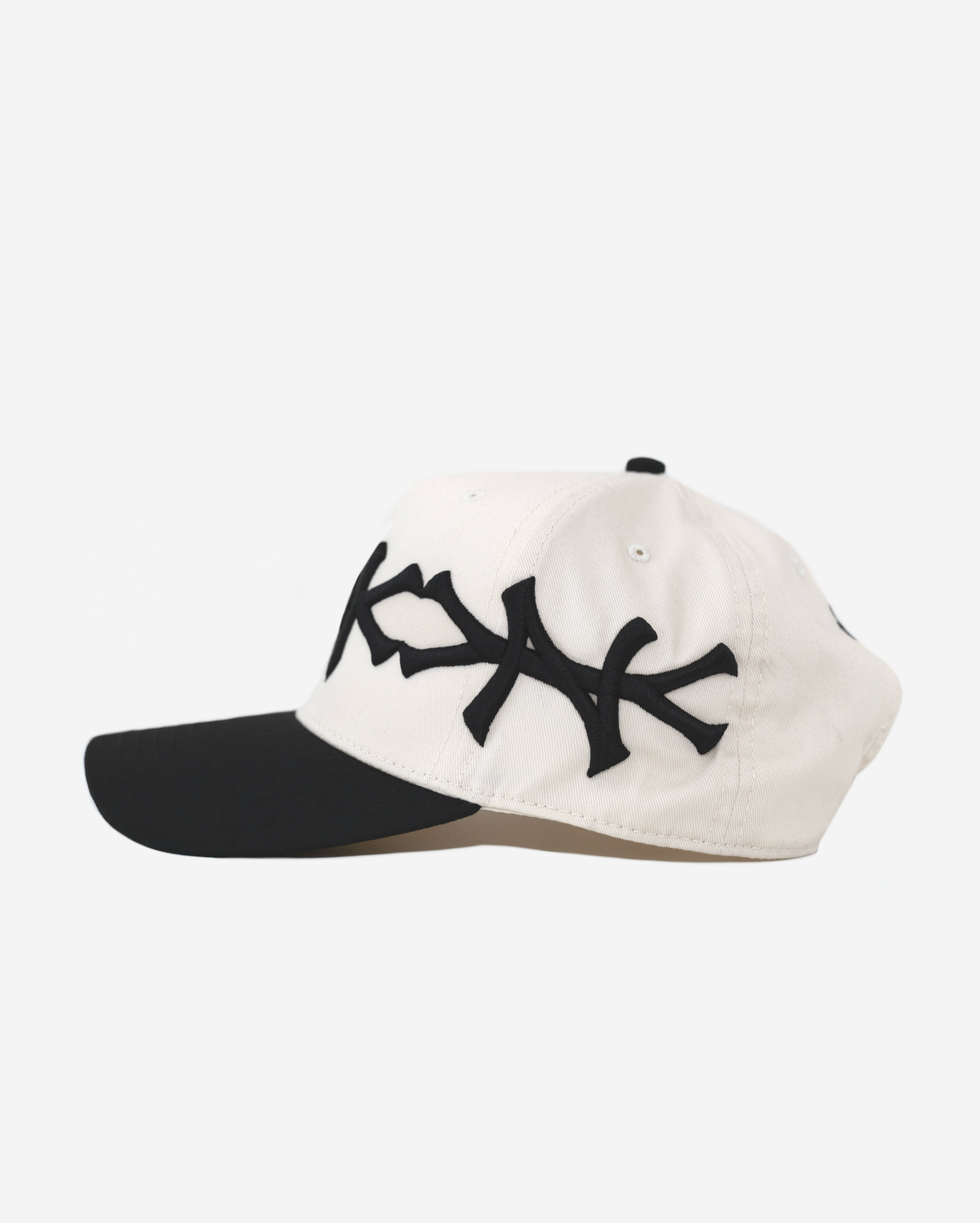 NEW YoRK CRoWN CURVED BRIM HAT (CRM/BLK)