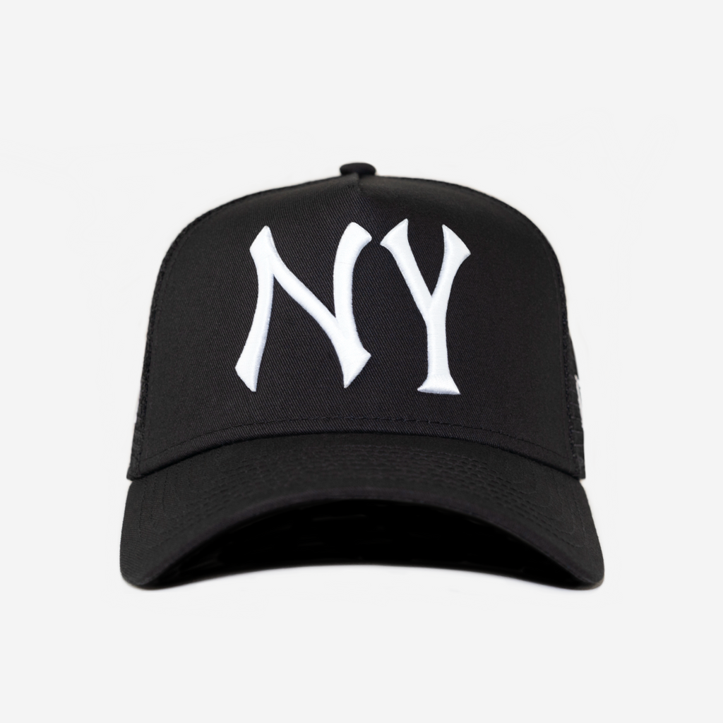 NY NEW ERA TRUCKER HAT (BLK/WHT)