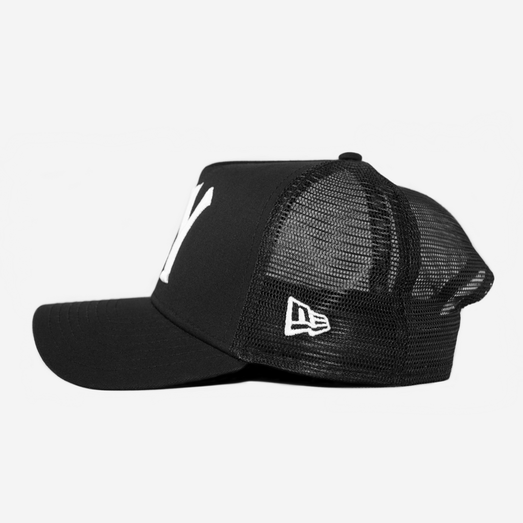 NY NEW ERA TRUCKER HAT (BLK/WHT)