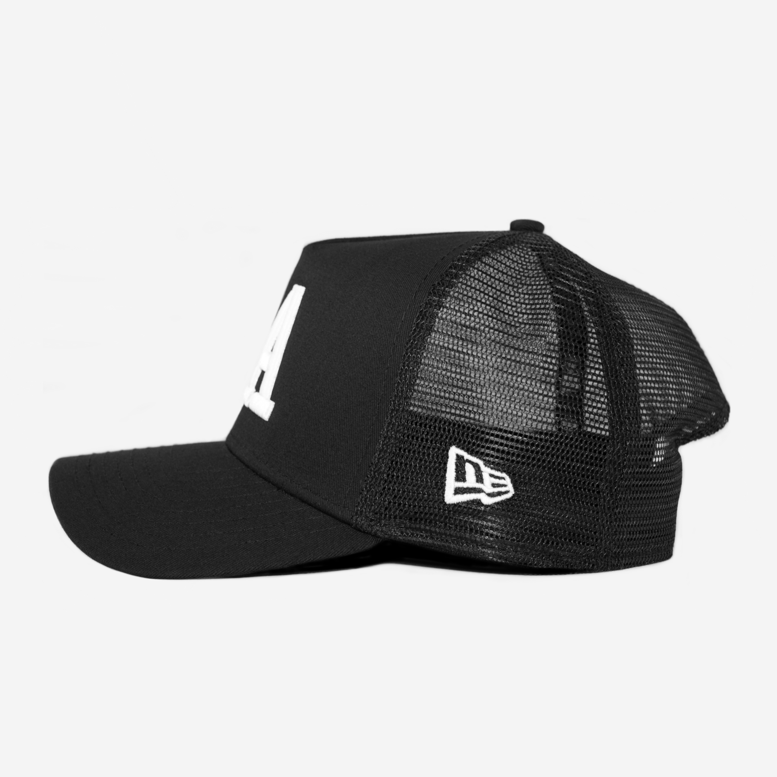 LA NEW ERA TRUCKER HAT (BLK/WHT)