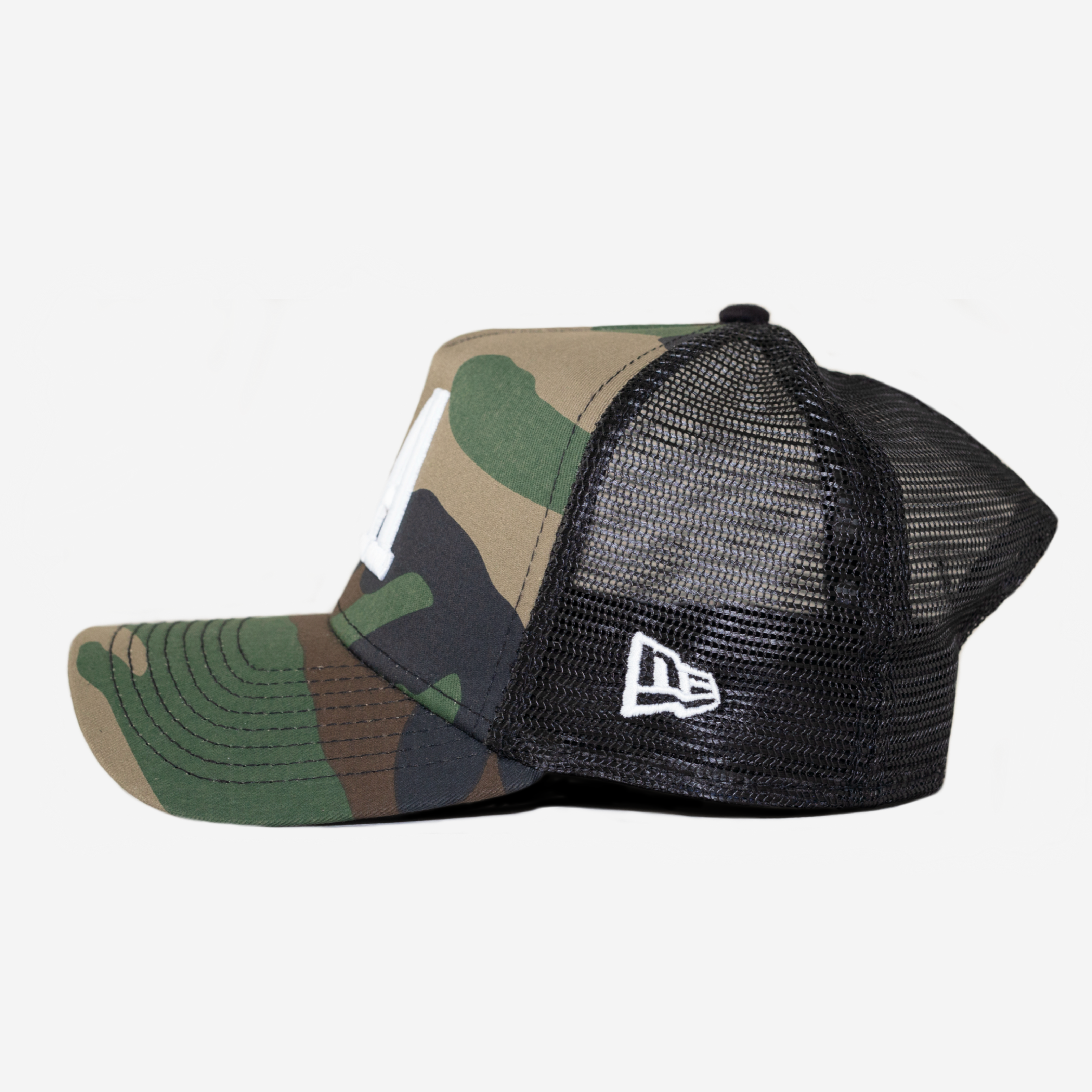 LA NEW ERA  TRUCKER HAT (CAMO)