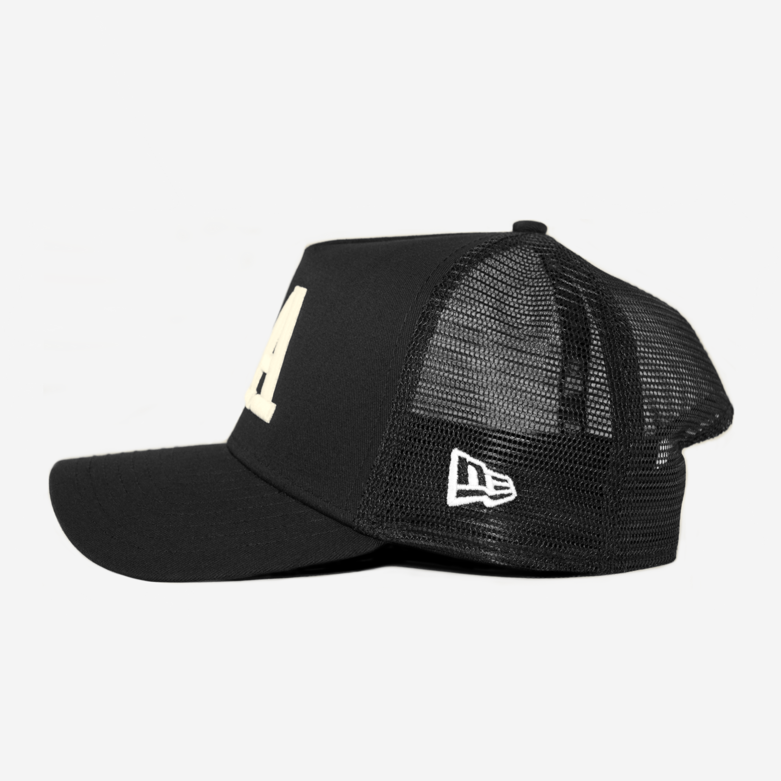 LA NEW ERA TRUCKER HAT (BLK/CRM)