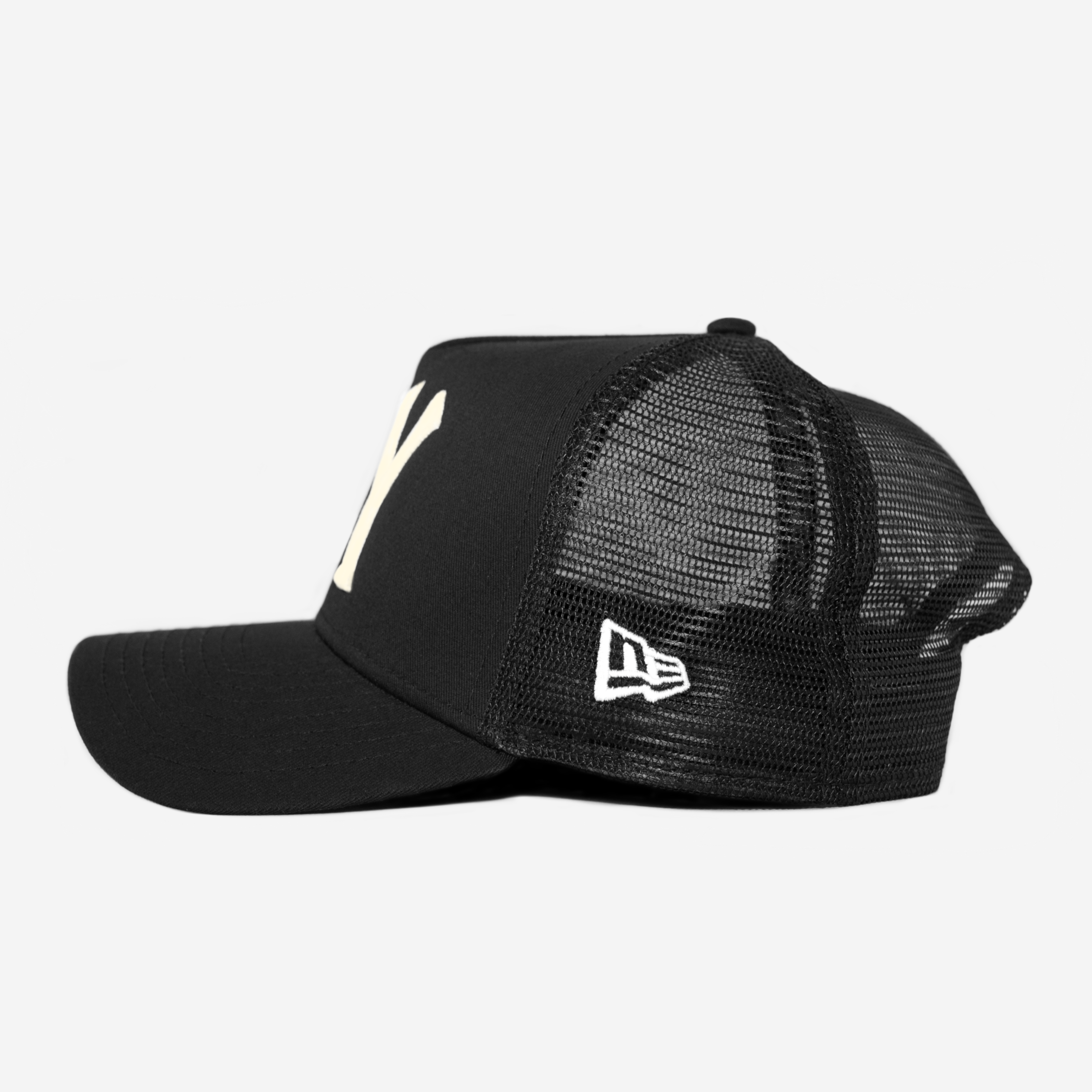 NY NEW ERA TRUCKER HAT (BLK/CRM)