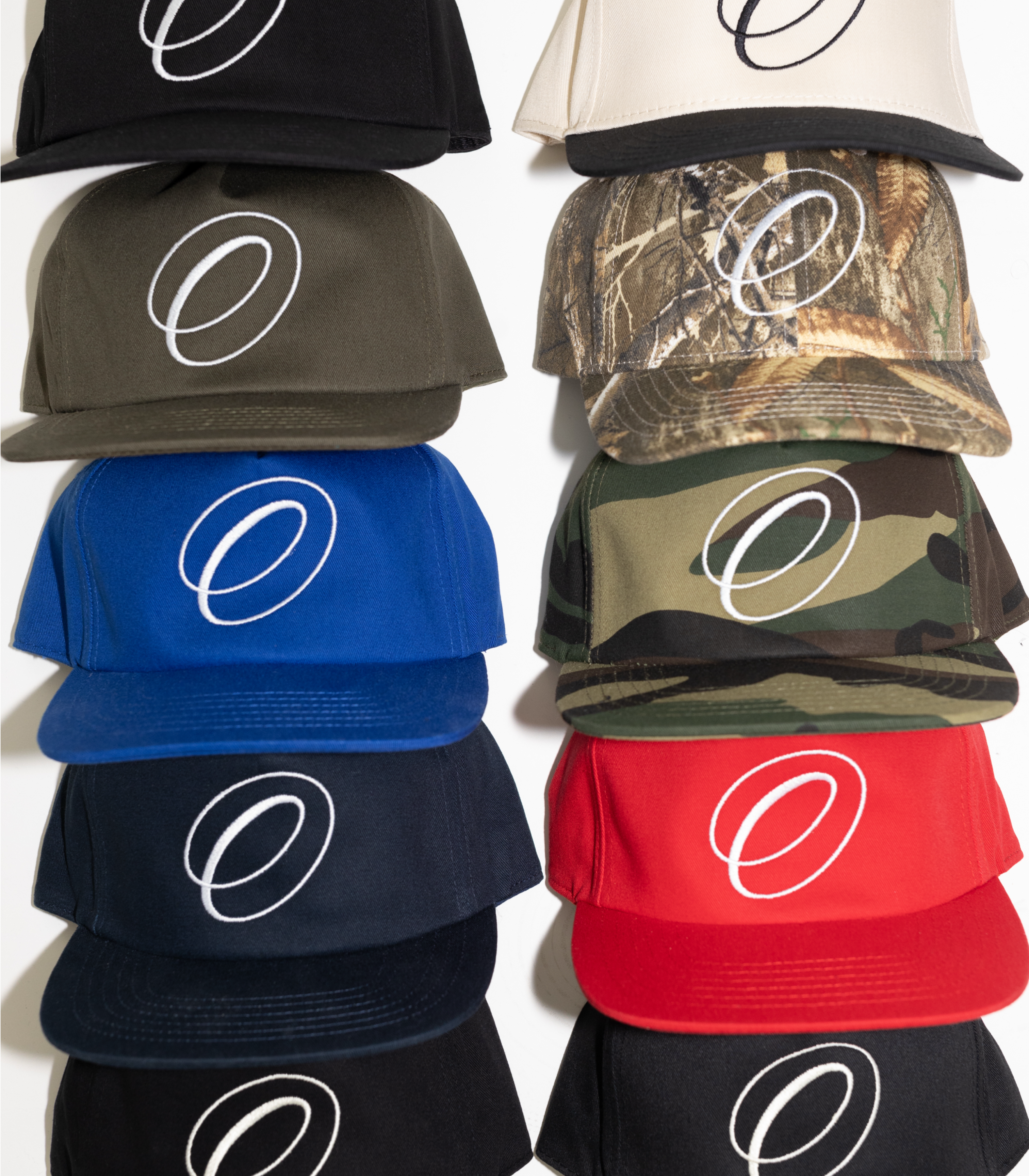 O SCRIPT CURVED BRIM HAT (CRM/BLK)