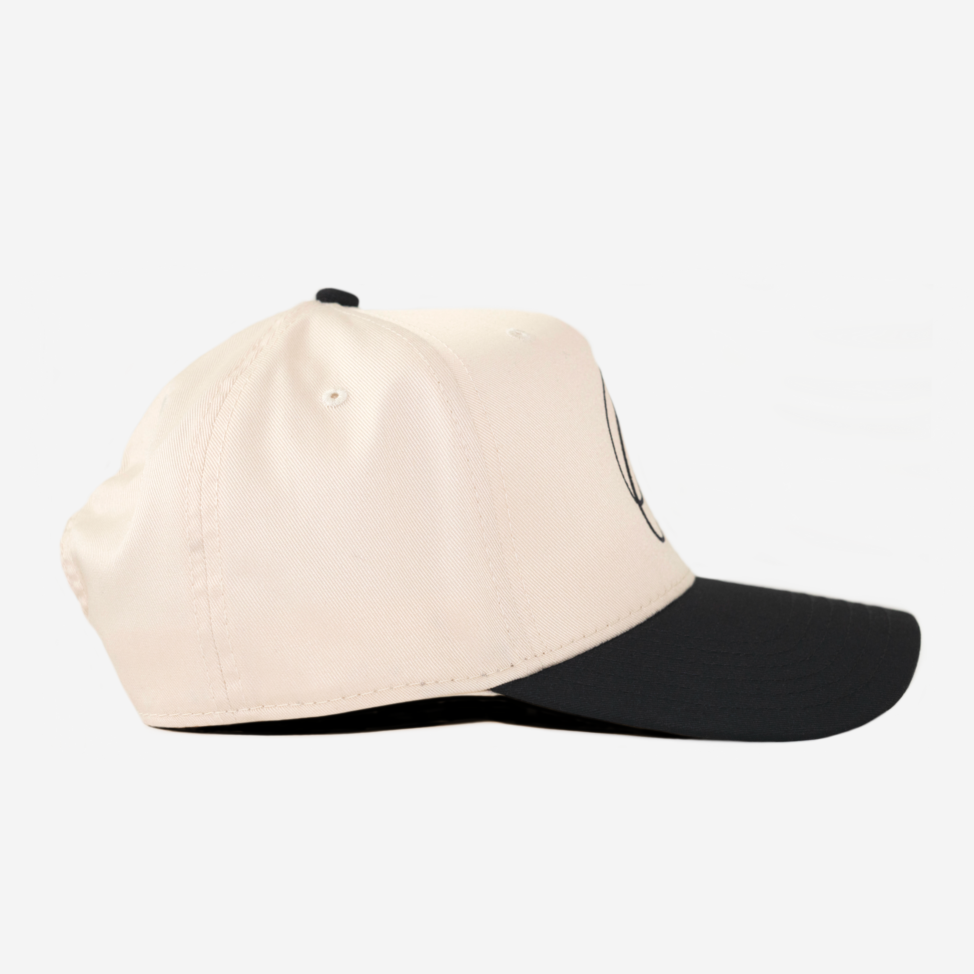 O SCRIPT CURVED BRIM HAT (CRM/BLK)