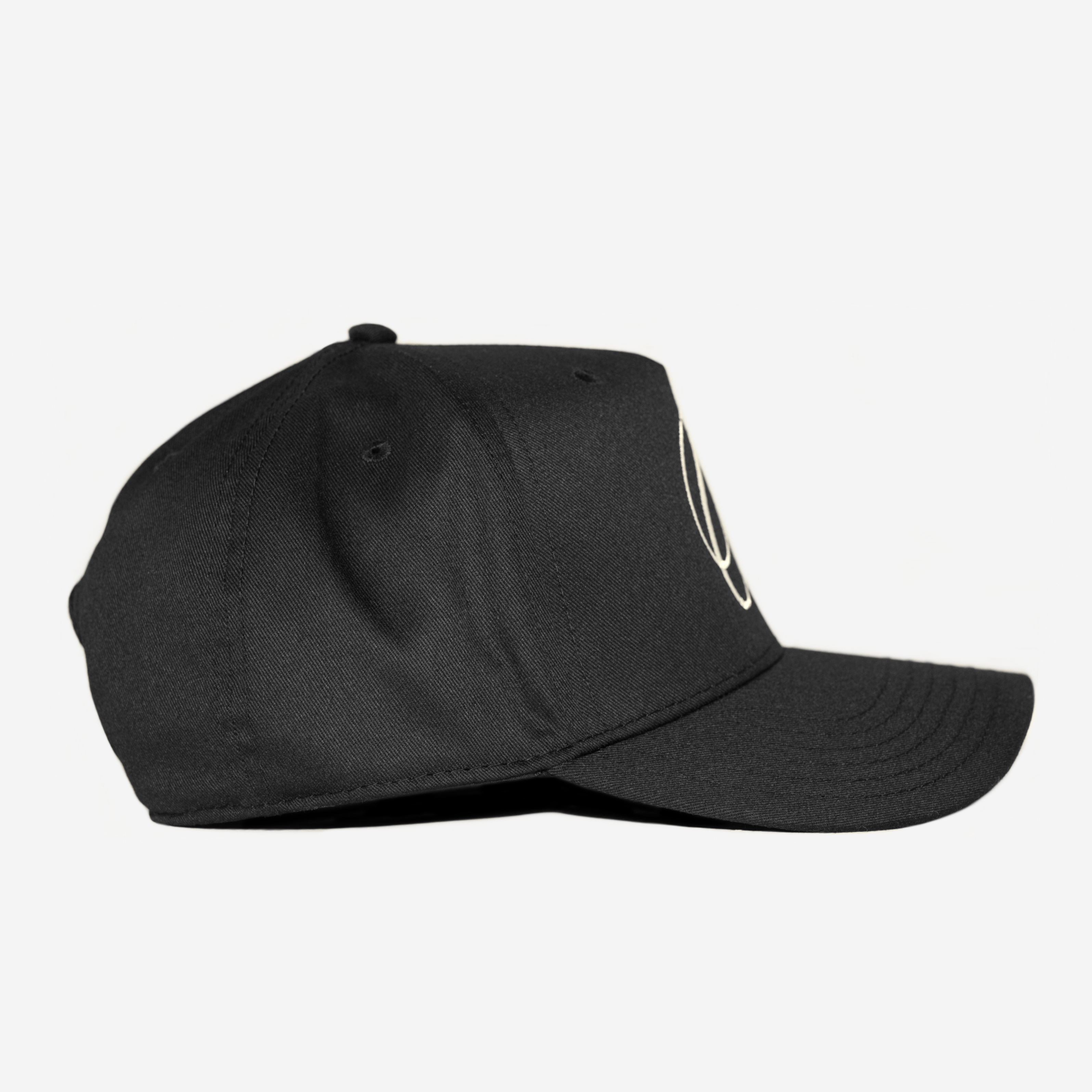 O SCRIPT CURVED BRIM HAT (BLK/CRM)