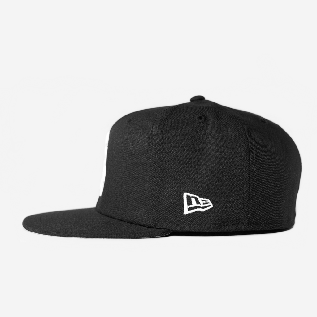 LA KATAKANA FITTED HAT (BLACK)