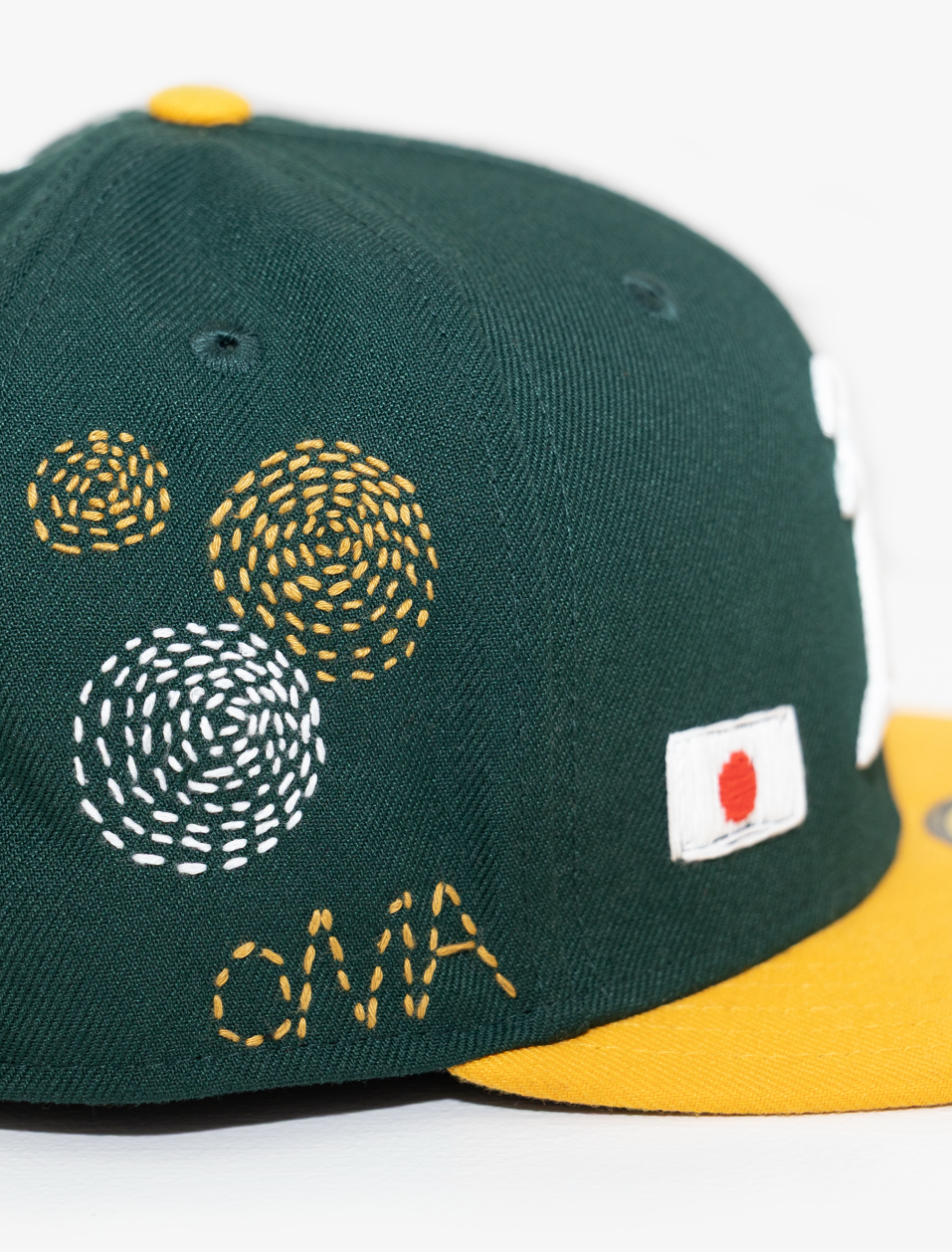 oAKLAND A'S SASHIKo EMBRoIDERED FITTED HAT (GREEN/GoLD)