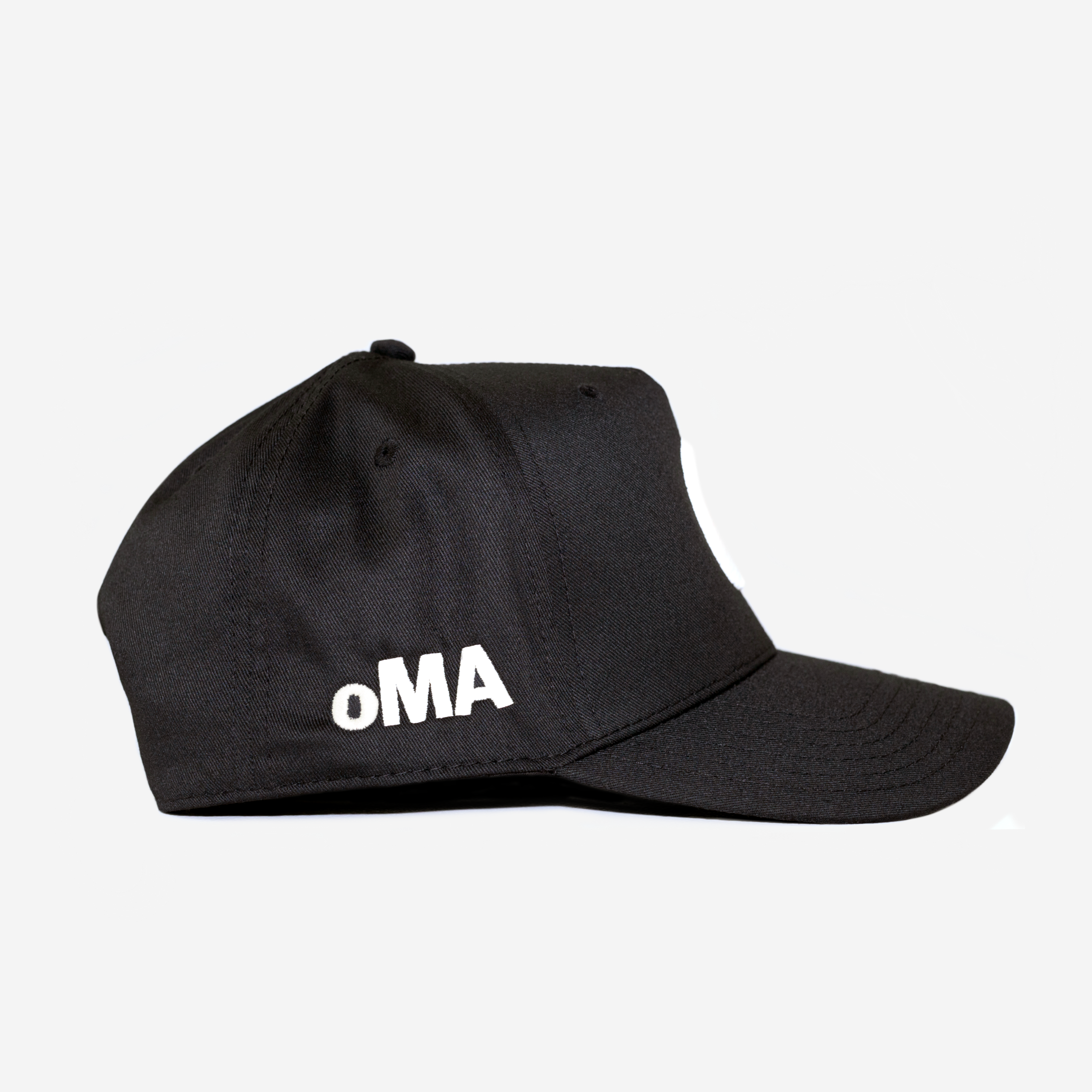 "o" CURVED BRIM HAT (BLK/WHT)