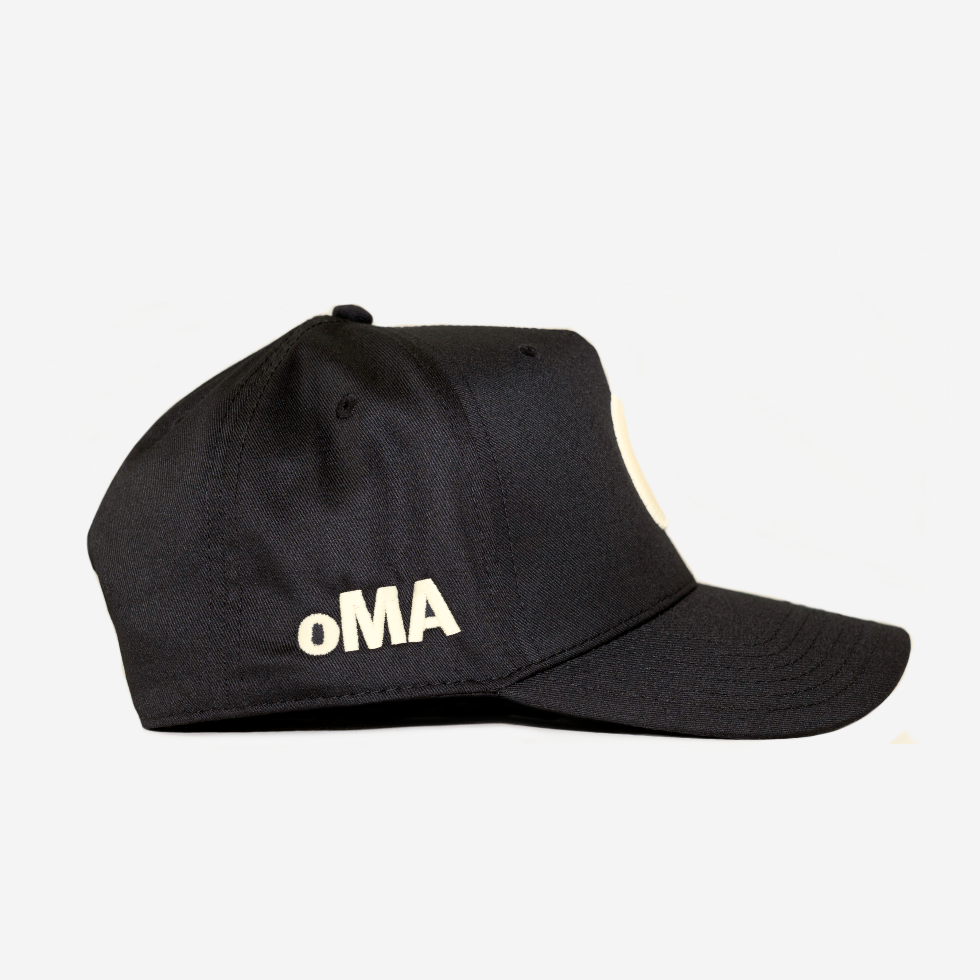 "o" CURVED BRIM HAT (BLK/CRM)