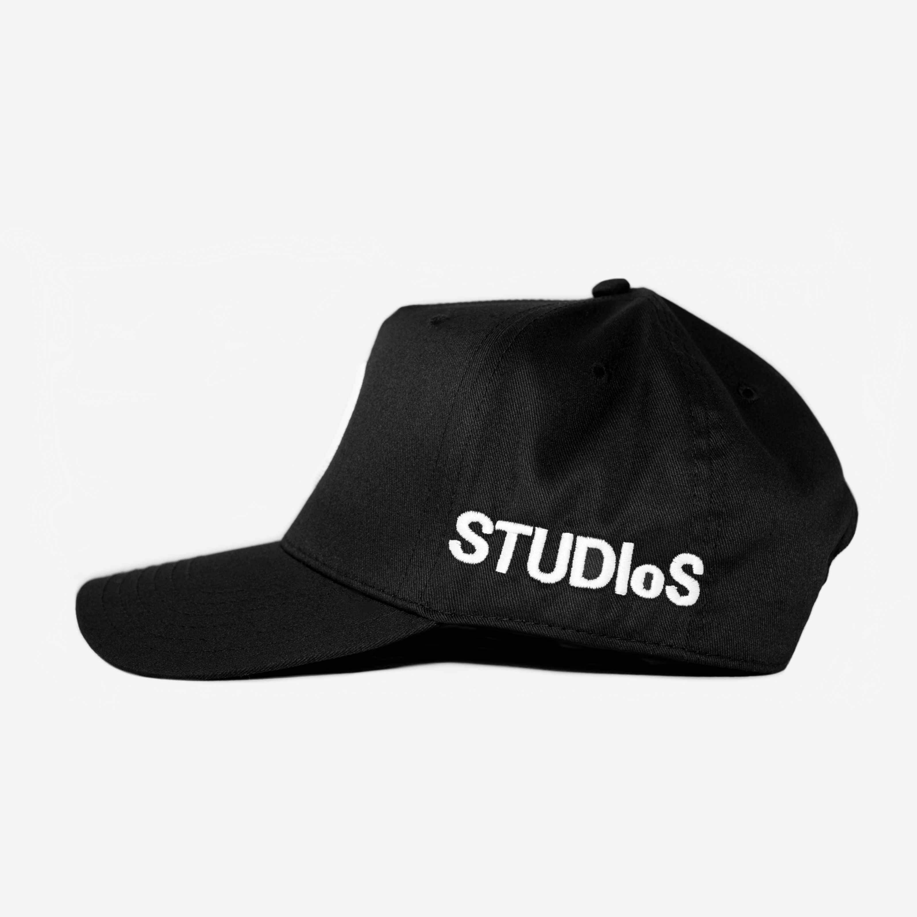 "o" CURVED BRIM HAT (BLK/CRM)