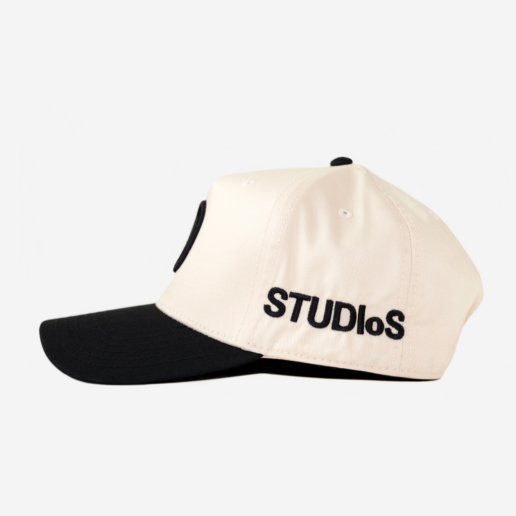 "o" CURVED BRIM HAT (CRM/BLK)