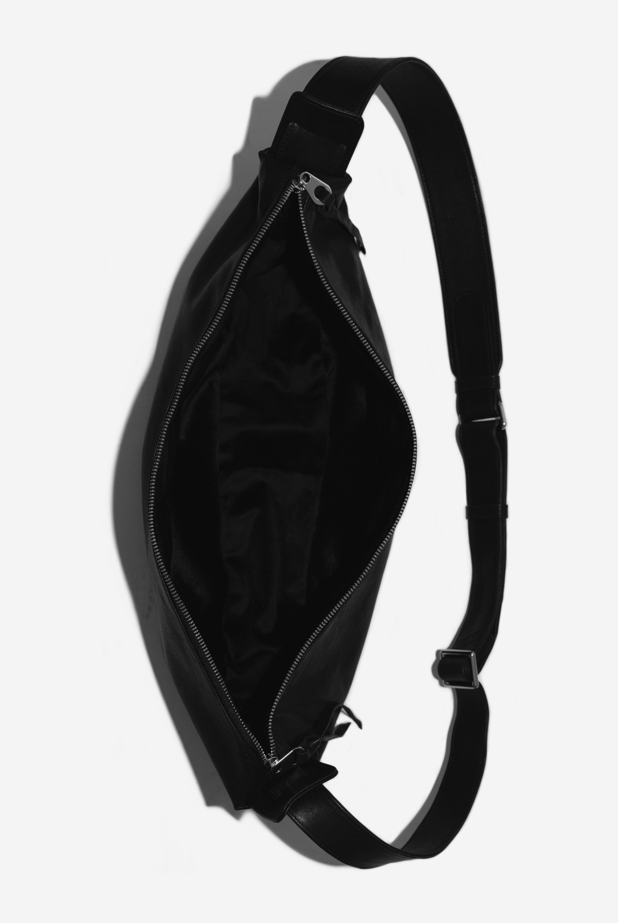 LEATHER ZIP BAG
